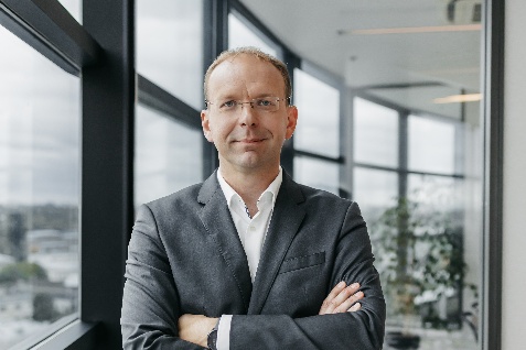 A person in a suit with his arms crossed

AI-generated content may be incorrect.